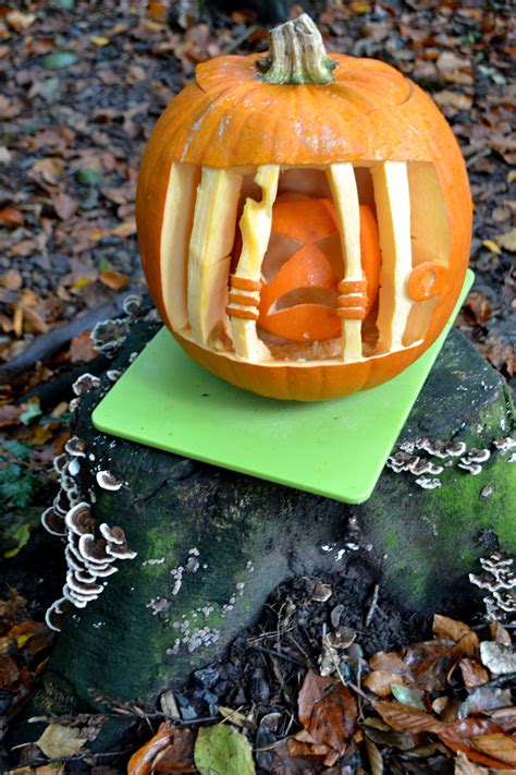 111 Creative Pumpkin Carving Ideas and Designs for Halloween 2025