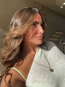 ¿Quién es Isabella Ladera, la mujer que vive un escándalo con Beéle por ...