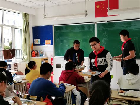 上海体育男教师当了9年班主任：从不用命令口气向家长提要求_浦江头条_澎湃新闻-The Paper
