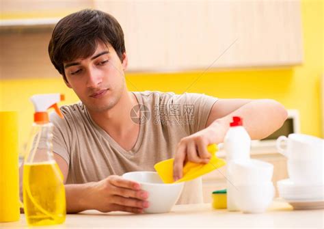 在家洗碗的人高清图片下载-正版图片507505904-摄图网