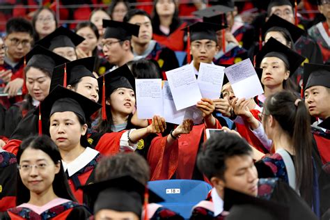 为青春加冕——北京大学2019年本科生毕业典礼暨学位授予仪式举行