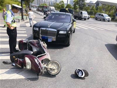 鲜花“惹”祸 司机视线被挡劳斯莱斯撞车-新闻中心-温州网