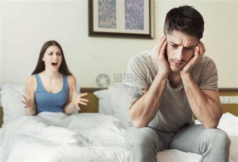年轻夫妇在床上与女人争吵妇女大喊叫高清图片下载-正版图片504074699-摄图网