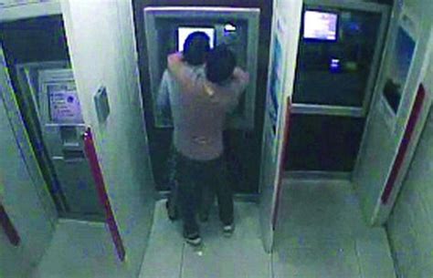 男子ATM前割喉抢钱 凶手持水果刀刺其胸部逃离