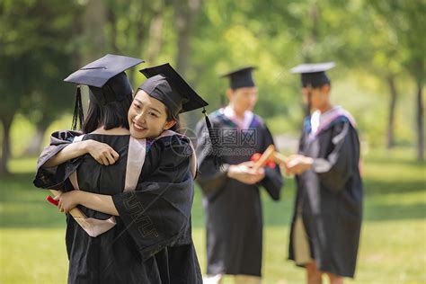 郑州轻院大学生各种姿势狂拍毕业照