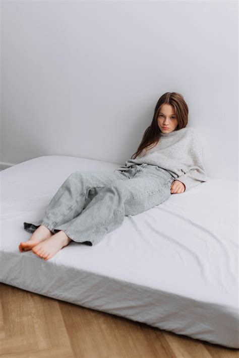 Young Barefoot Teen Girl Photos, Download The BEST Free Young Barefoot ...