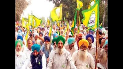 Farmers want moisture limit on paddy raised, block traffic | Amritsar ...