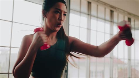 Young Asian woman exercise every morning to stay healthy. 11096141 ...