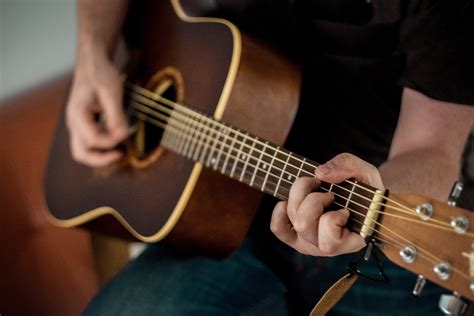How to learn to play guitar? 4 basic steps - Tutoring Blog