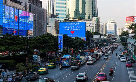 泰国曼谷市中心巨幅广告屏以多语种欢迎国际游客_发现频道_中国青年网
