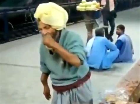 viral video of poor man wash roti before eating on railway station ...