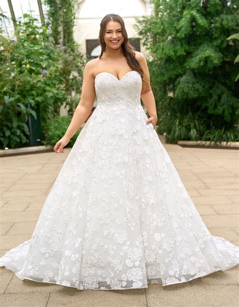 Magadelena a shimmering embroidered A-line | wed2b