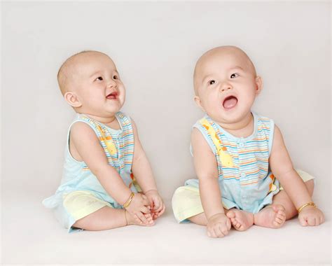 双胞胎宝宝可爱壁纸图片