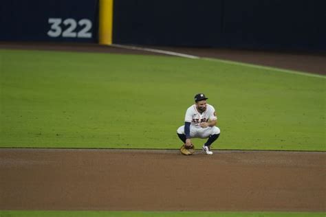 Altuve's throwing yips hurt Astros again in Game 3 of ALCS