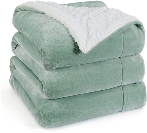 Amazon.com: Bedsure Sage Green Fleece Blanket Queen Blanket Jadeite ...