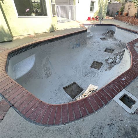 Pool Demolition Process 的图像结果