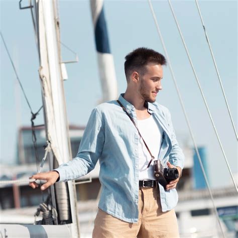 Pessoa em um barco com outra pessoa praticando snorkel ao lado do barco