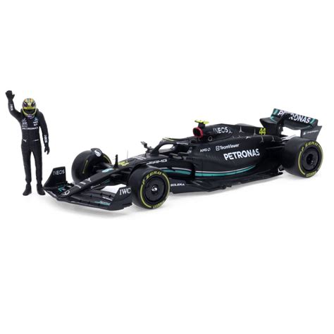 Fórmula 1 Mercedes W14 Lewis Hamilton c/ Piloto 1:24 Bburago - Kakotoys ...