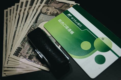 銀行の判子と通帳、引き出された10万円 - ぱくたそ