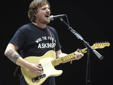 Watch Sturgill Simpson put a bluegrass twist on Life Of Sin | Guitar ...