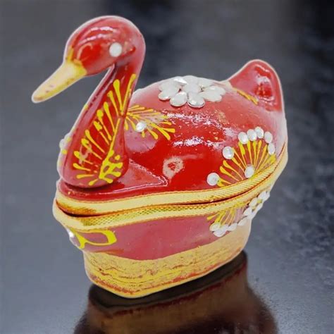 Santarms Handcrafted Kumkum/Sindoor Box (Swan Shape) – HalfPe