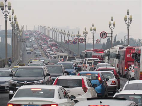 “十一”黄金周首日 各地高速公路开启堵车模式|界面新闻 · 图片