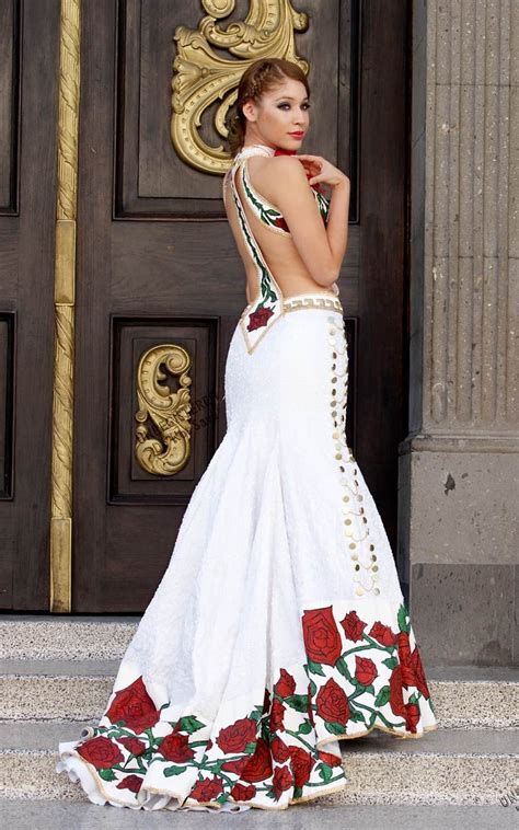 Pin de Maggie Santos en 15 años | Vestidos de fiesta mexicanos ...