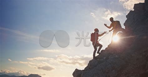 登山者在阳光下与等待在山顶的登山者握手_4096X2160_高清视频素材下载(编号:5812413)_实拍视频_光厂(VJ师网) www ...