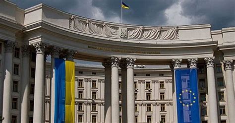 Украинские консульства прекращают прием граждан - Телеграф