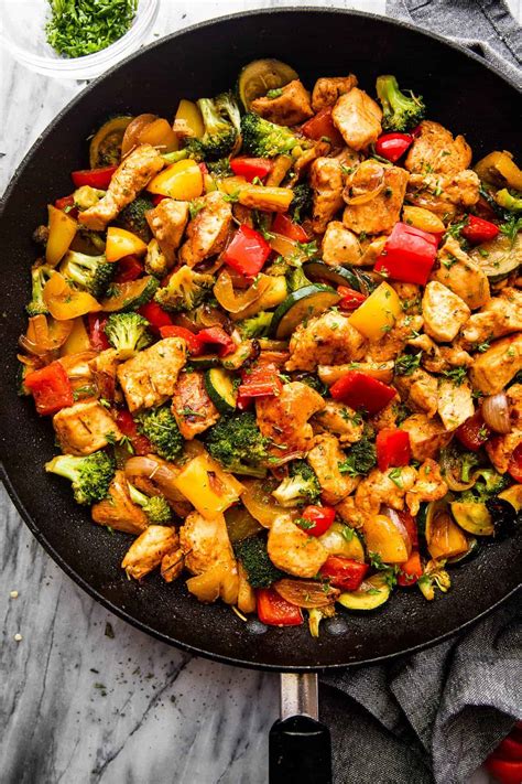 Easy One Skillet Chicken Breast Recipes to Produce Supper Tonight