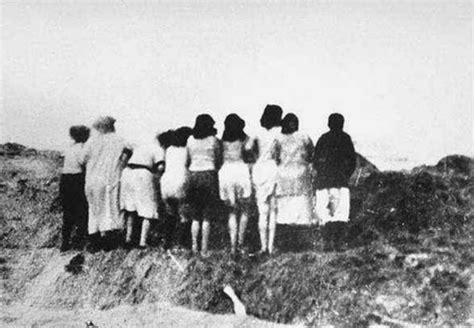 二战罕见老照片，德国纳粹处决妇女，排成一排进行枪毙！_腾讯新闻