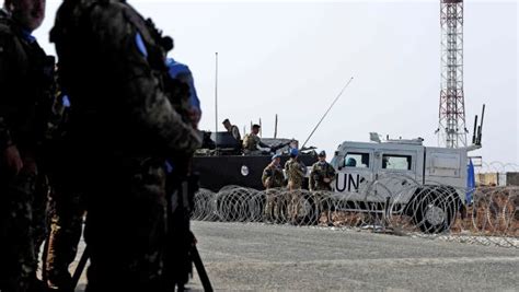 FILE PHOTO: United Nations peacekeepers (UNIFIL) and Lebanese army soldiers stand guard at a checkpoint in Naqoura, near the Lebanese-Israeli border, southern Lebanon, October 27, 2022. REUTERS/Aziz Taher/File Photo