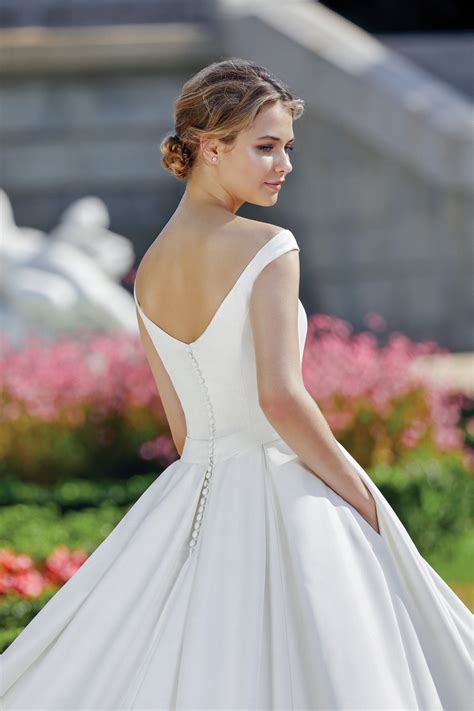 Top Ten Wedding Dress Designers at Linda Morrow blog