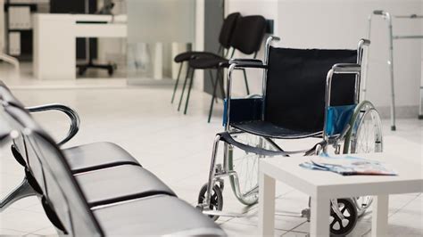 Cadeira de rodas em instalação médica vazia usada para curar ...
