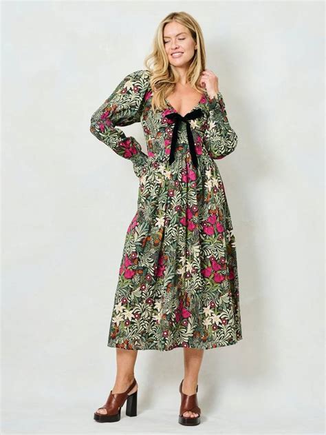 Hope & Ivy x The William Morris Society The Mildred Floral Midi Dress ...