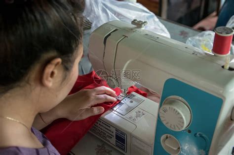 女裁缝在纫机上做衣服高清图片下载-正版图片504060715-摄图网