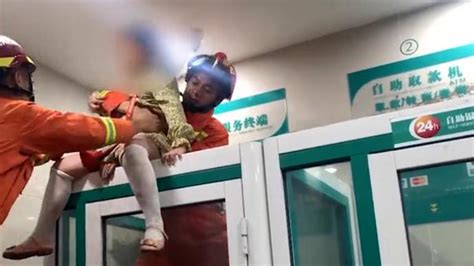 刷爆朋友圈的这组丽江消防员“睡觉照”，还没看完就流泪了……__凤凰网