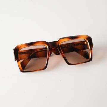 Que Universe - Redefine Yourself with Premium Sunglasses