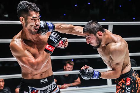 अलीबेग रसुलोव ने पूर्व ONE लाइटवेट MMA वर्ल्ड चैंपियन ओक रे यूं को ...
