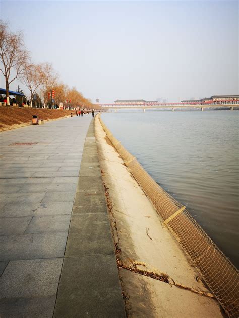 【携程攻略】咸阳咸阳湖景区景点,一行人漫步在焕然一新的渭河岸边，宽广平静的水面，微波依涟，岸旁花…