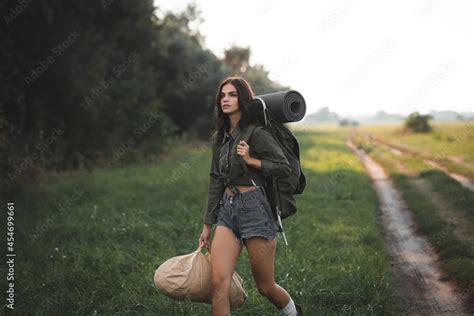 Girls Backpack Hiking 的图像结果