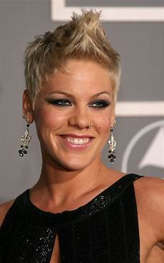 Pink Hairstyles by Pink Fauxhawk Pink Hairstyles Looks Stylebistro Pink Hairstyles