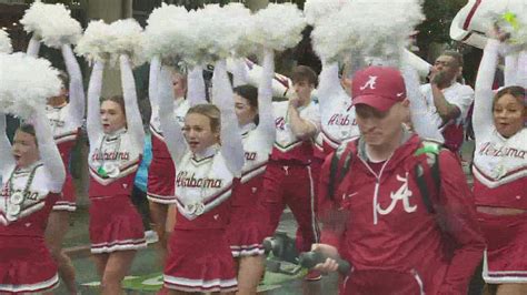 Fans line up to see Sugar Bowl Parade in the French Quarter | wwltv.com