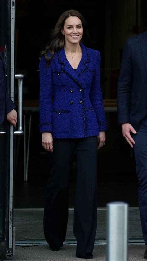 凯特王妃穿蓝色香奈儿外套致敬「黛妃时尚」，颈间亮点又成热搜__财经头条