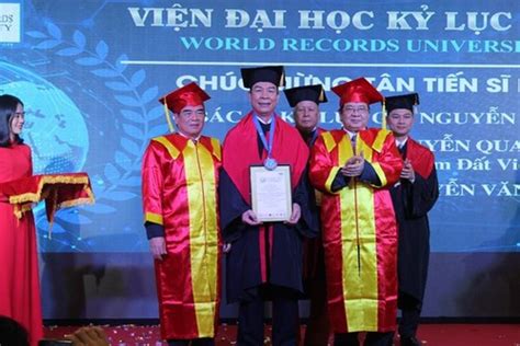越南人荣获由世界纪录大学授予的名誉博士学位