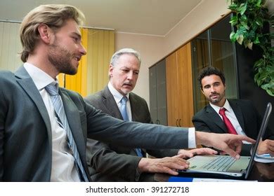 Business People at Work 的图像结果