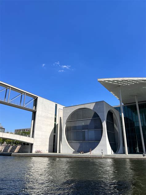 High Level Building Signage 的图像结果