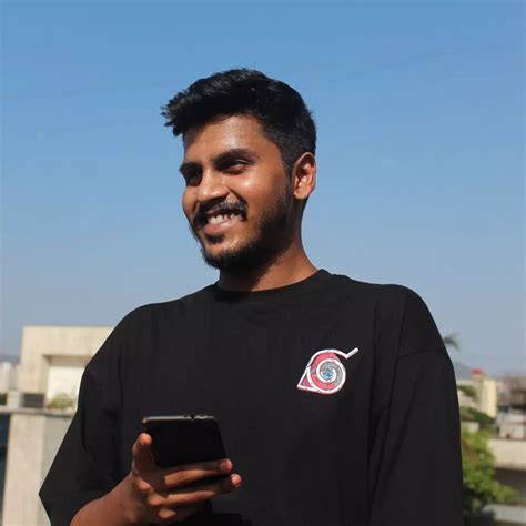 A fan met Shah Rukh Khan after a month of following him: Is it stalking ...