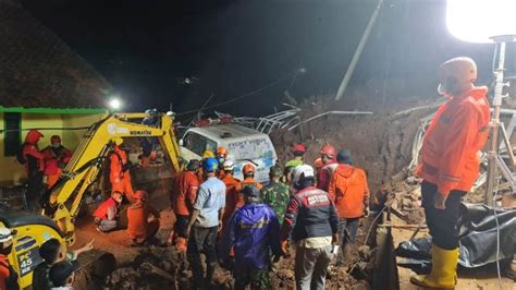 才传坠机 印尼再爆严重土石流 11死18伤 - 万维读者网