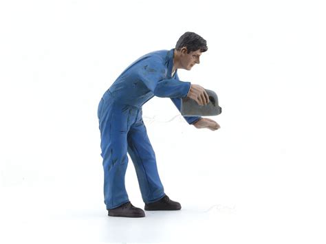 Doug Filling Engine Oil Mechanic 1:18 American Diorama Figure for scale ...